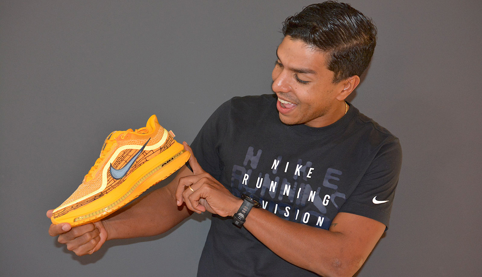ENTREGA DE ZAPATILLAS E INDUMENTARIA  A LOS ATLETAS NIKE